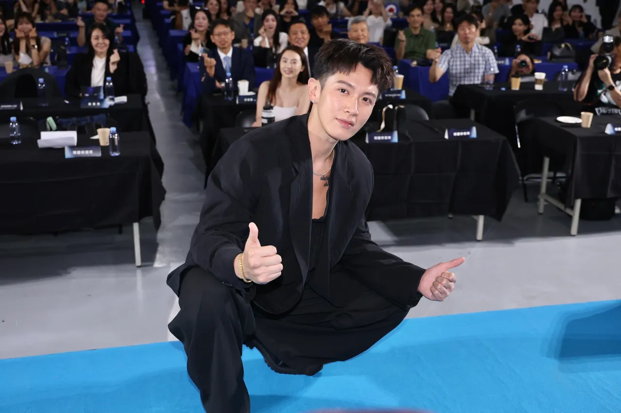 柯震东透露定期会打电波、当保养。庄宗达摄
