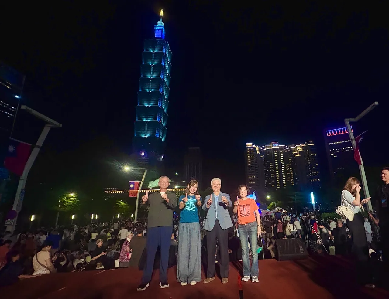 「2025年台北101國慶展演」今晚10時登場,由台新新光金控獨家贊助,這也是台新新光金合併後首秀攜手台北101寫歷史。從左至右為新光人壽副董事長洪士琪、台北101董事長賈永婕、台新新光金控總經理 林維俊、台北101總經理朱麗文。台新新光金控提供