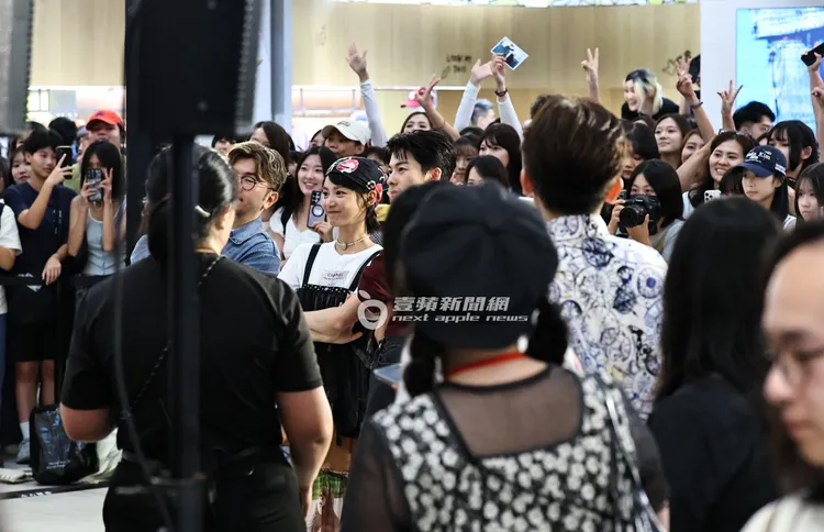 電影首映會尾聲，許光漢和袁澧林與上百位粉絲大合照。特勤中心攝