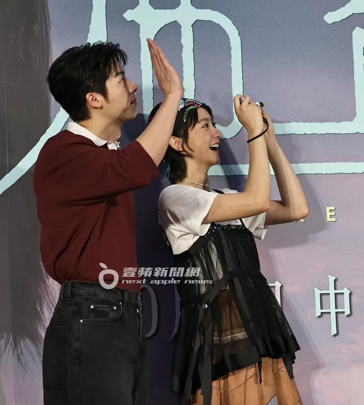 許光漢（左）和袁澧林對樓上粉絲熱情揮手，開心拍照紀錄。特勤中心攝