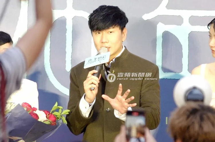 林俊傑手持麥克風替電影站台，手上依舊不忘擺出習慣手勢。特勤中心攝