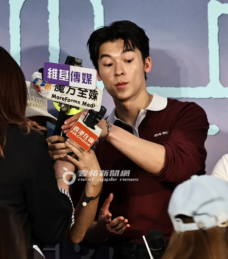 許光漢出席電影首映記者會，貼心幫記者拿麥克風，露出可愛表情。特勤中心攝