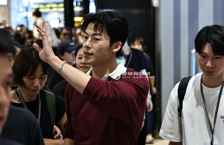 許光漢邊走邊和粉絲們揮手道別。特勤中心攝