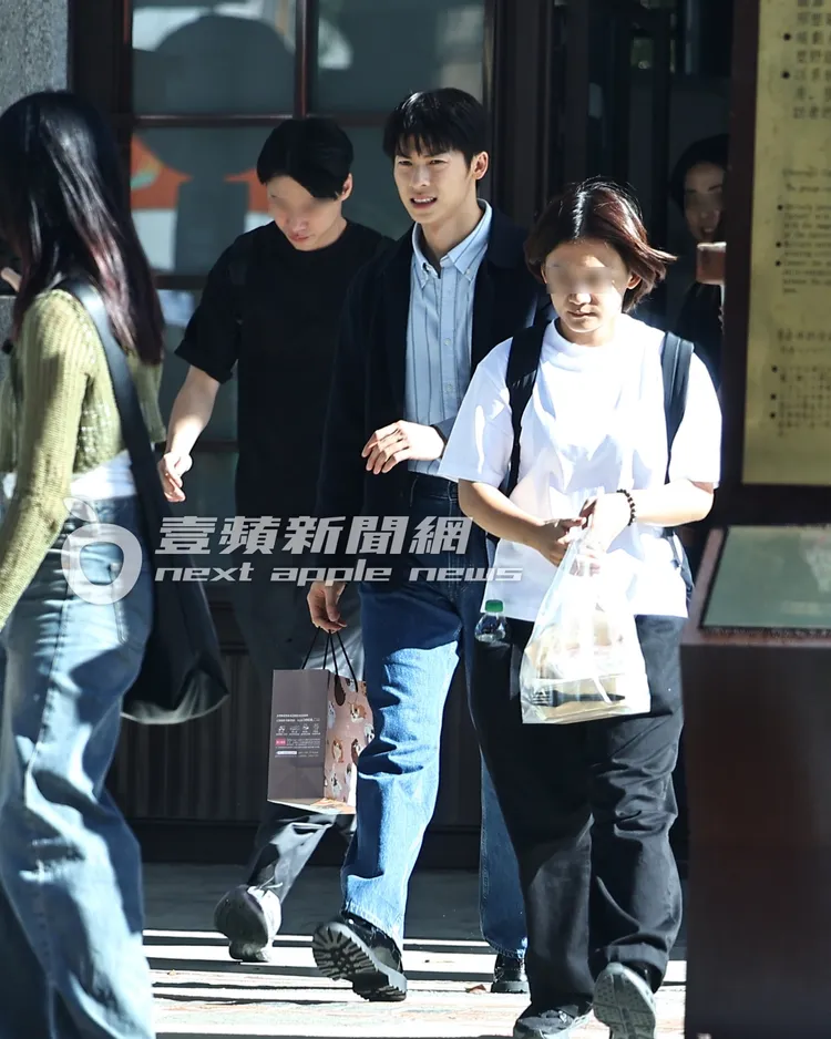 許光漢退伍後首個品牌代言活動結束，步出會場比當兵前還帥。特勤中心攝