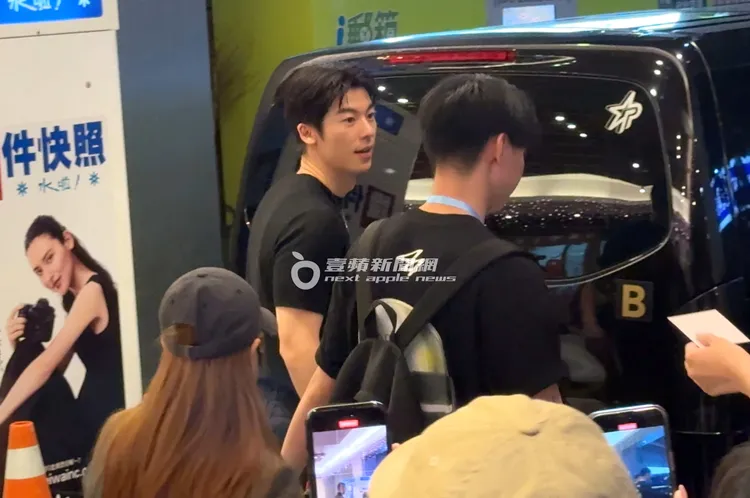 許光漢上車前，被粉絲包圍，收下禮物和信件。特勤中心攝