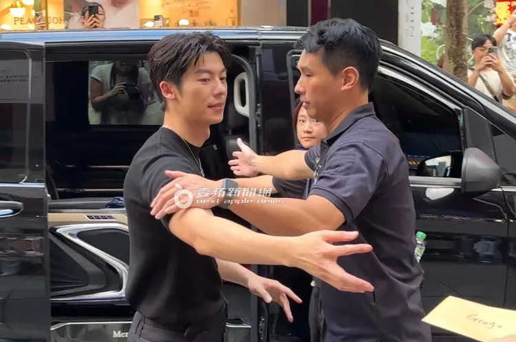 結束電影宣傳活動，許光漢收下許太太情書準備上保母車，大批保鑣上前維安。特勤中心攝