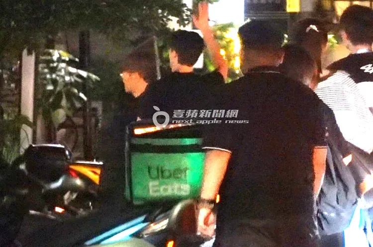 工作結束，許光漢（左二）下車走進日本料理餐廳慶功。特勤中心攝