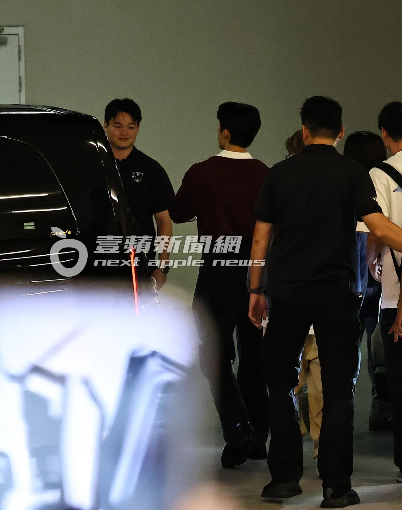 许光汉出入都有大批保镳护送上保母车。特勤中心摄