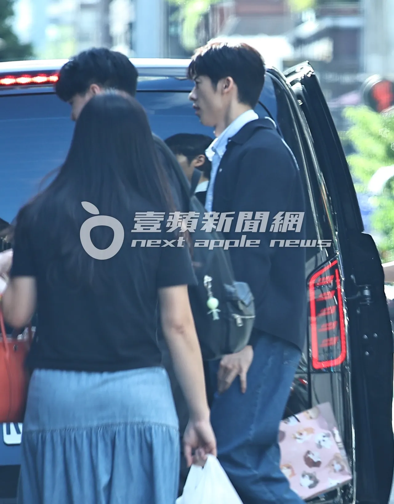 许光汉照例来到东区御用造型沙龙整理妆发。特勤中心摄