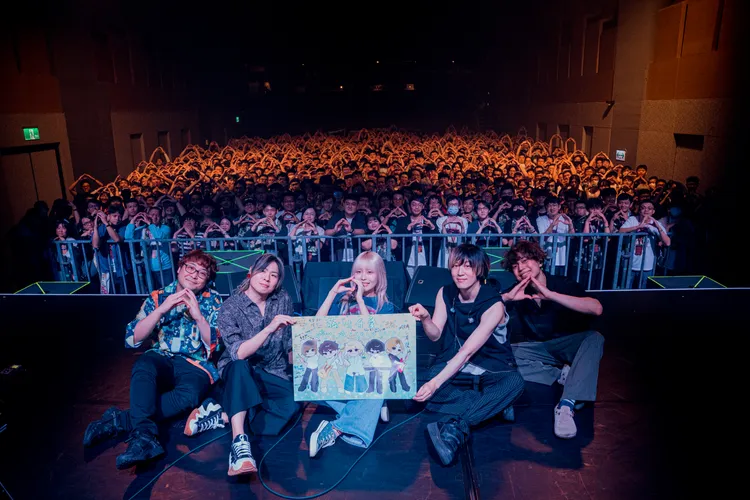 藤川千愛與粉絲大合照。大鴻藝術提供