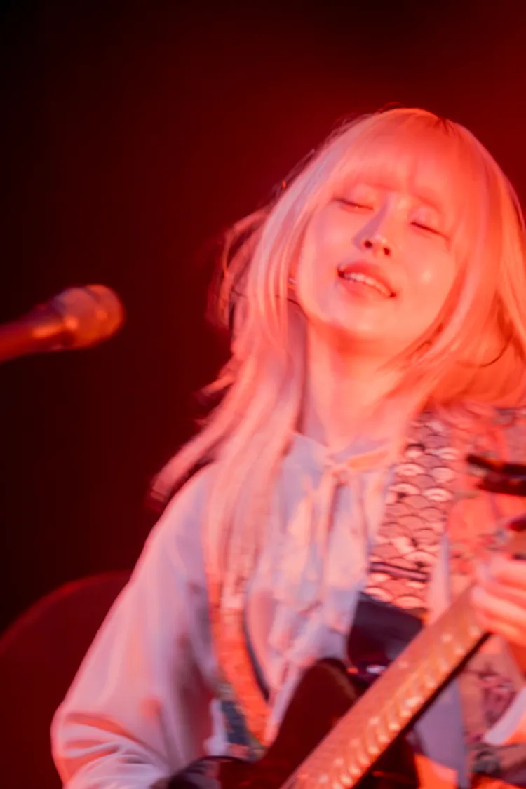 藤川千愛自彈自唱炒熱現場氣氛。大鴻藝術提供