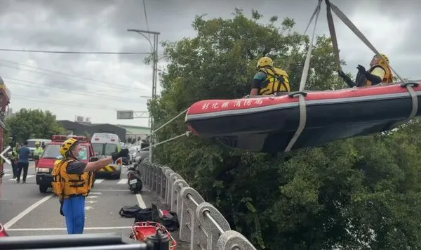 彰化縣消防局利用繩索與救生圈下水施救。民眾提供