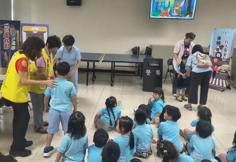 健康所舉辦體驗活動，參與的小朋友都專心聆聽。翻攝畫面