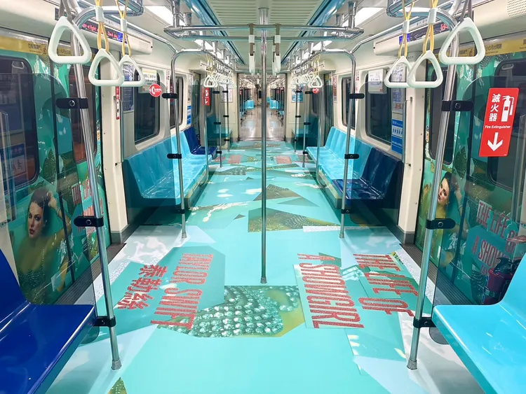 台北捷運板南線「泰勒絲 星夢列車」。環球音樂提供