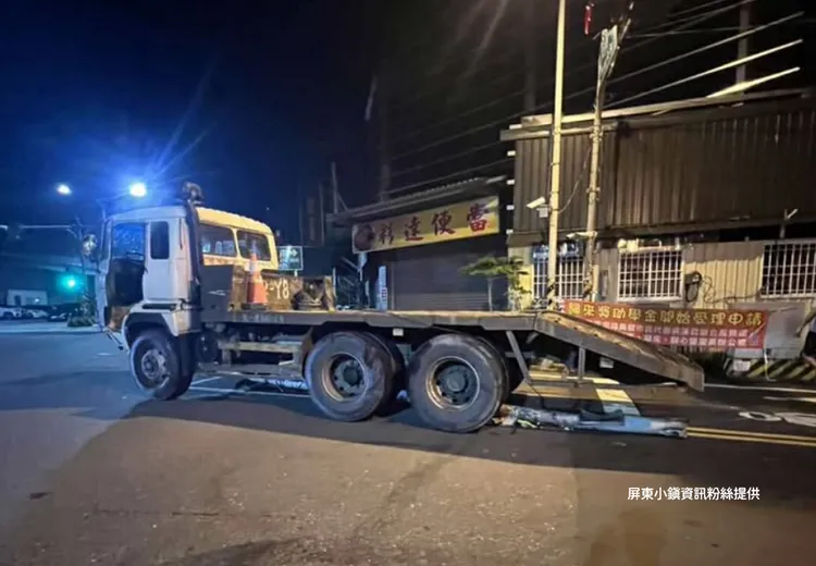 施男偷了拖板車肇事，還下車想點火燒路旁雜物，被趕到的警方壓制逮捕。屏東小鎮資訊提供