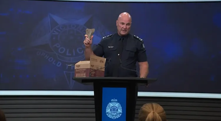 有暴民對警察丟擲超大石塊。9 NEWS