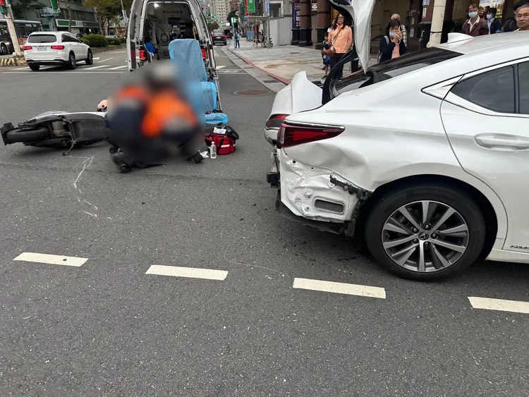 白色小客車禮讓行人在斑馬線前停下,導致後方機車騎士煞車不及而撞上,釀連環車禍。翻攝畫面