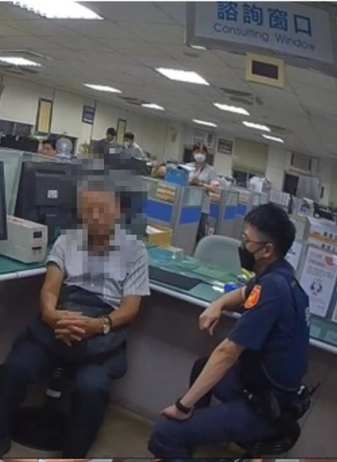 倪姓老翁前往潭子地政所设定抵押权,欲借贷1000万元,被地政助理员阻诈。民众提供
