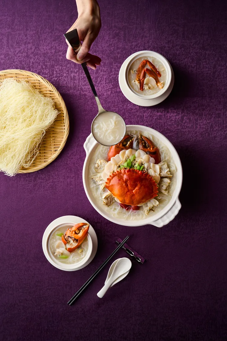 首推主廚私房料理「酒香鮮蛤煮沙公米粉湯」，以豐富海鮮熬煮湯頭，澄澈甘甜。業者提供