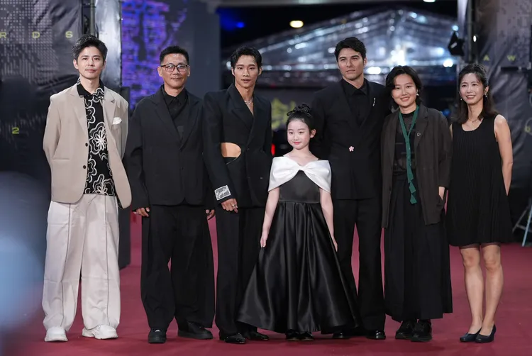 鳳小岳（右3）、黃冠智（左3)。攝影中心攝
