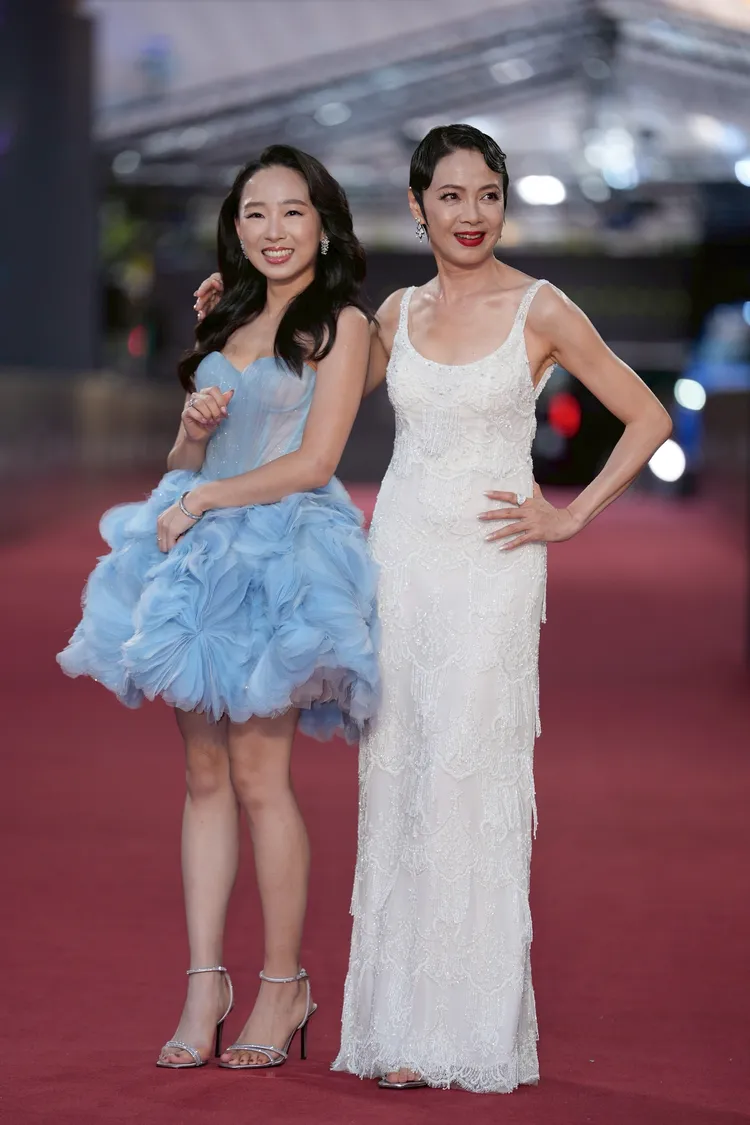 柯淑勤（右）和女兒杜蕾都穿LinLi Boutique的禮服設計。攝影中心攝