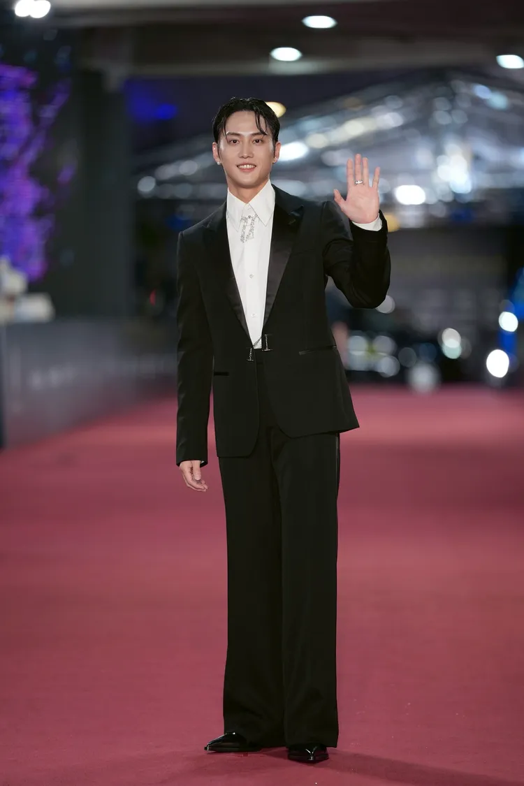 范少勳穿McQueen搭配PIAGET珠寶。攝影中心攝