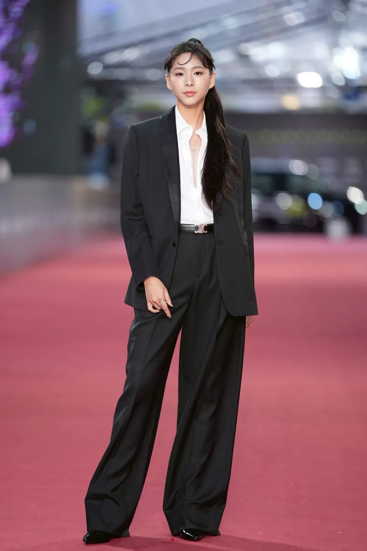 入圍最具淺力新人獎的袁漠遙，一身CELINE西裝相當率性。攝影中心攝