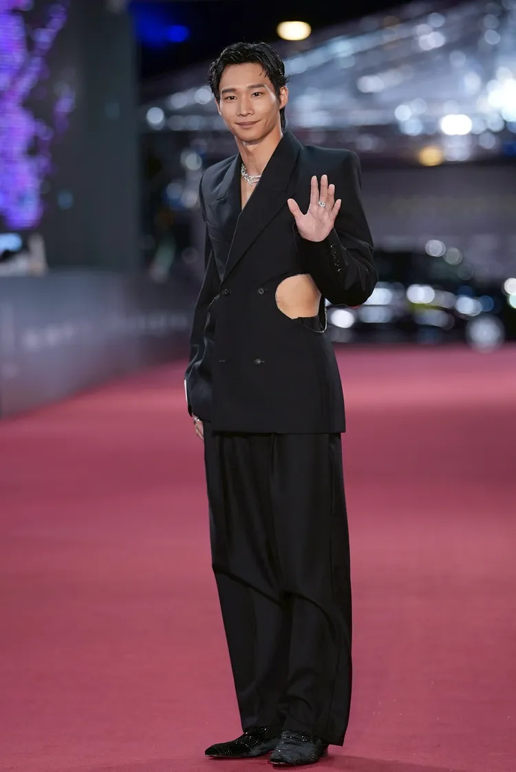 黃冠智的西裝造型心機挖腰。攝影中心攝