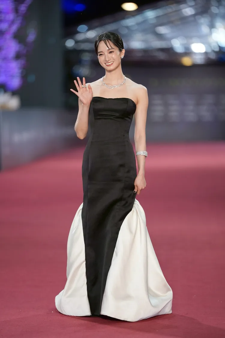 韓寧身著CELINE黑白色造型拖尾訂製禮服。攝影中心攝
