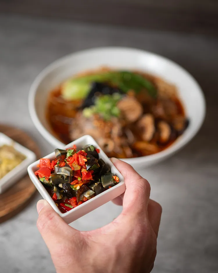 台北中山九昱希爾頓逸林酒店執行主廚Mike王銘嘉和廚藝團隊，為「開膛破肚牛雜麵」設計了口味獨特的「皮蛋香菜剁椒醬」作為蘸料。台北中山九昱希爾頓逸林酒店提供