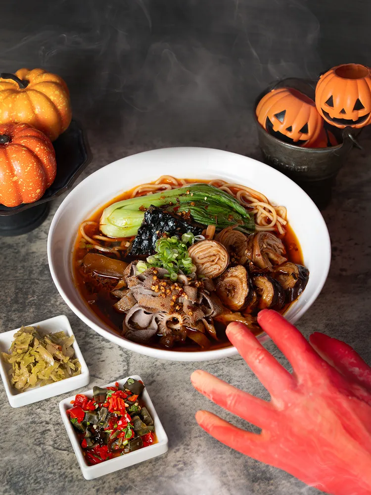 台北中山九昱希爾頓逸林酒店的「開膛破肚牛雜麵」，以萬聖節為靈感，卻選用牛筋、蜂巢肚、毛肚、牛套腸、大腸頭與豬血糕等西洋消費者可能較少接觸的食材，除了呈現逆向思考的反差與趣味外，更歡迎勇於嘗試的朋友前來挑戰。台北中山九昱希爾頓逸林酒店提供
