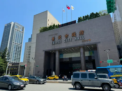 北市府女厕惊传偷拍!男尾随女同事如厕 手机塞门缝被逮还想逃