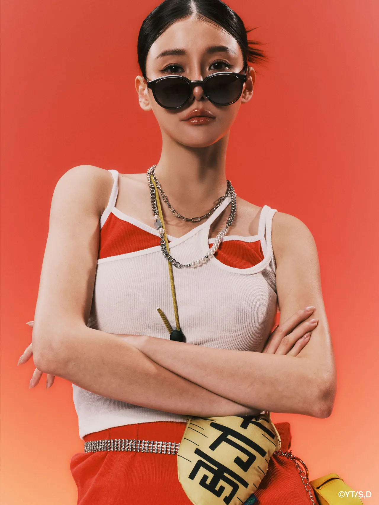 「折叠墨镜系列」在不规则框型与特殊反光元素中之中暗藏角色元素。品牌提供