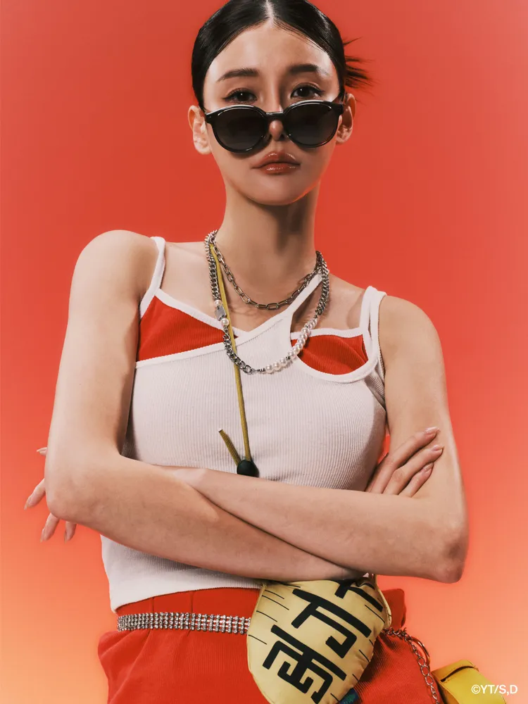 「摺疊墨鏡系列」在不規則框型與特殊反光元素中之中暗藏角色元素。品牌提供