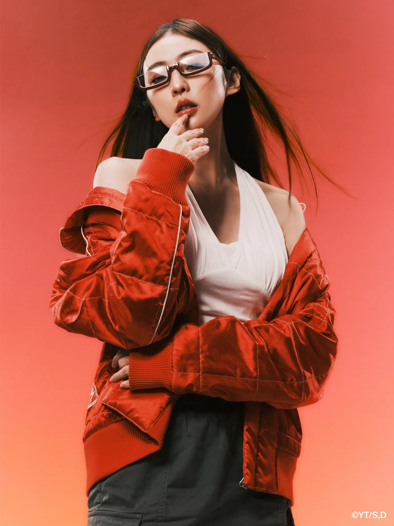 星子奶奶的经典半框眼镜也成为设计。品牌提供