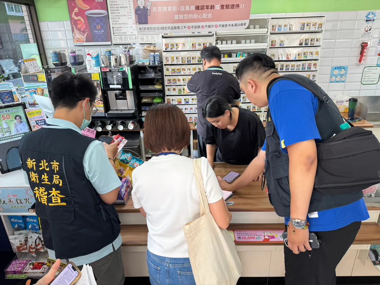 通路店员批「拜托不要搞事」,不满被要求协助贴标签。示意图/新北市府提供