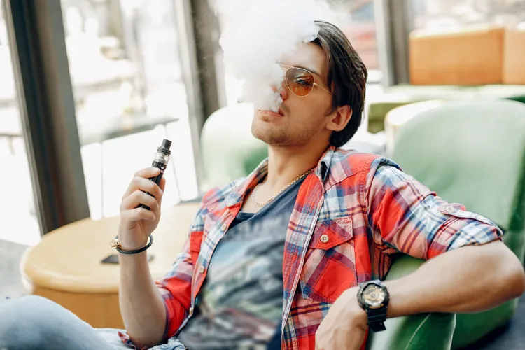 依《菸品尼古丁焦油含量檢測及容器標示辦法》，商品應於輸入前即完成標示，禁止後製貼於包膜上。加熱菸示意圖／取自freepik