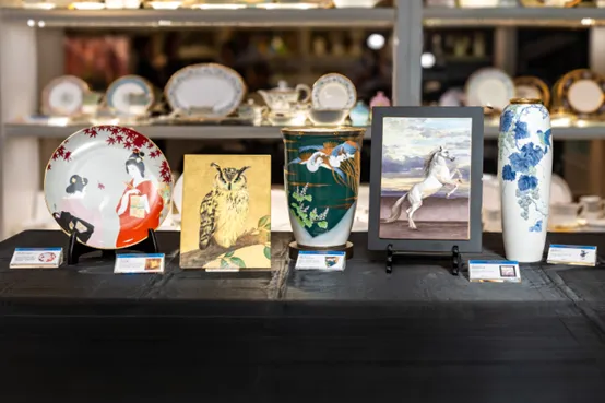 职人以细腻笔触在瓷面手绘图样,层层叠色展现立体光影之美,诠释百年工艺的极致细节。图/ 旺代企业提供