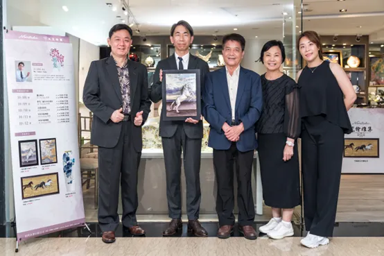 策展单位每年必定举办年度主题展,团队与手绘职人共同合影,见证百年工艺传承与艺术精神的延续。图/旺代企业提供