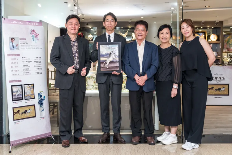 策展單位每年必定舉辦年度主題展，團隊與手繪職人共同合影，見證百年工藝傳承與藝術精神的延續。圖/旺代企業提供