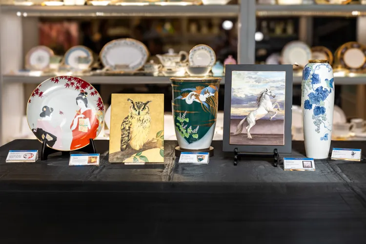 職人以細膩筆觸在瓷面手繪圖樣，層層疊色展現立體光影之美，詮釋百年工藝的極致細節。圖/ 旺代企業提供