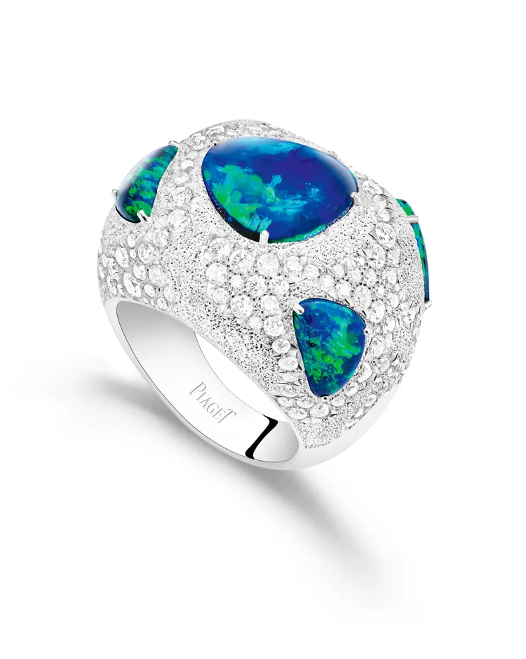 Flowing Curves 18K白金蛋白石鑽石戒指，428萬元。品牌提供