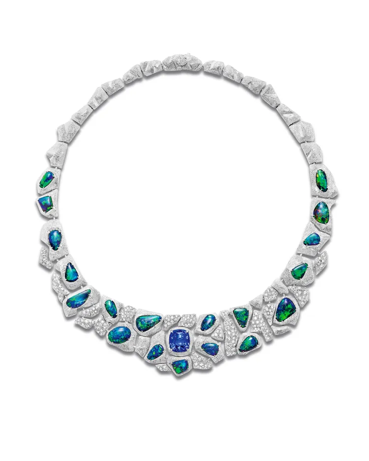 伯爵Flowing Curves 18K白金藍寶石蛋白石項鍊，3260萬元。品牌提供