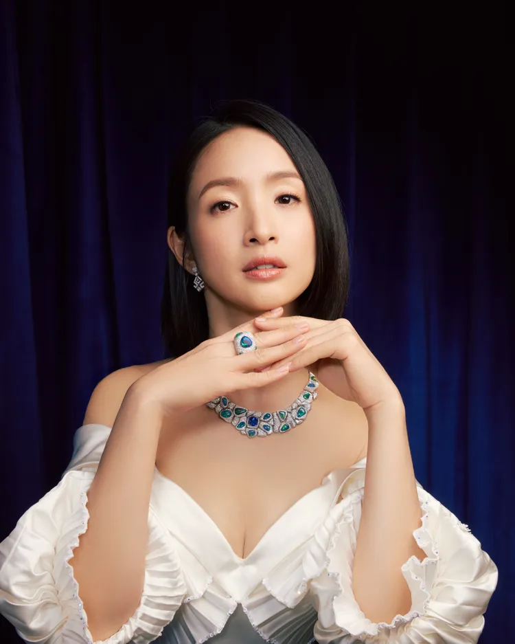林依晨配戴全球僅有一件的Flowing Curves白金藍寶石與蛋白石項鍊。品牌提供