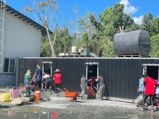 马太鞍溪下游11户遭掩没成被遗忘的灾区 她号召志工搭游览车挺进清理家园