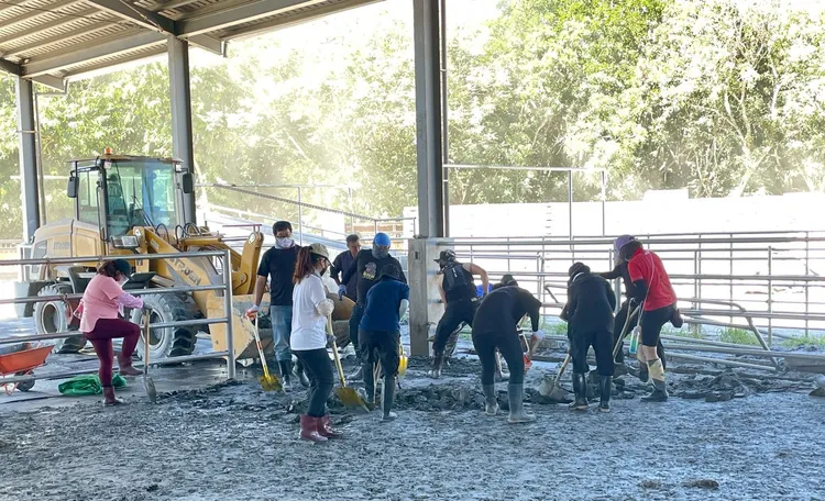 志工挺進被遺忘的災區協助清理牧場。華美服務處提供