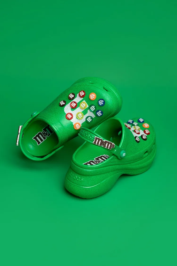 Crocs M&M’S Bae Clog復古厚底洞洞鞋，3280元。品牌提供