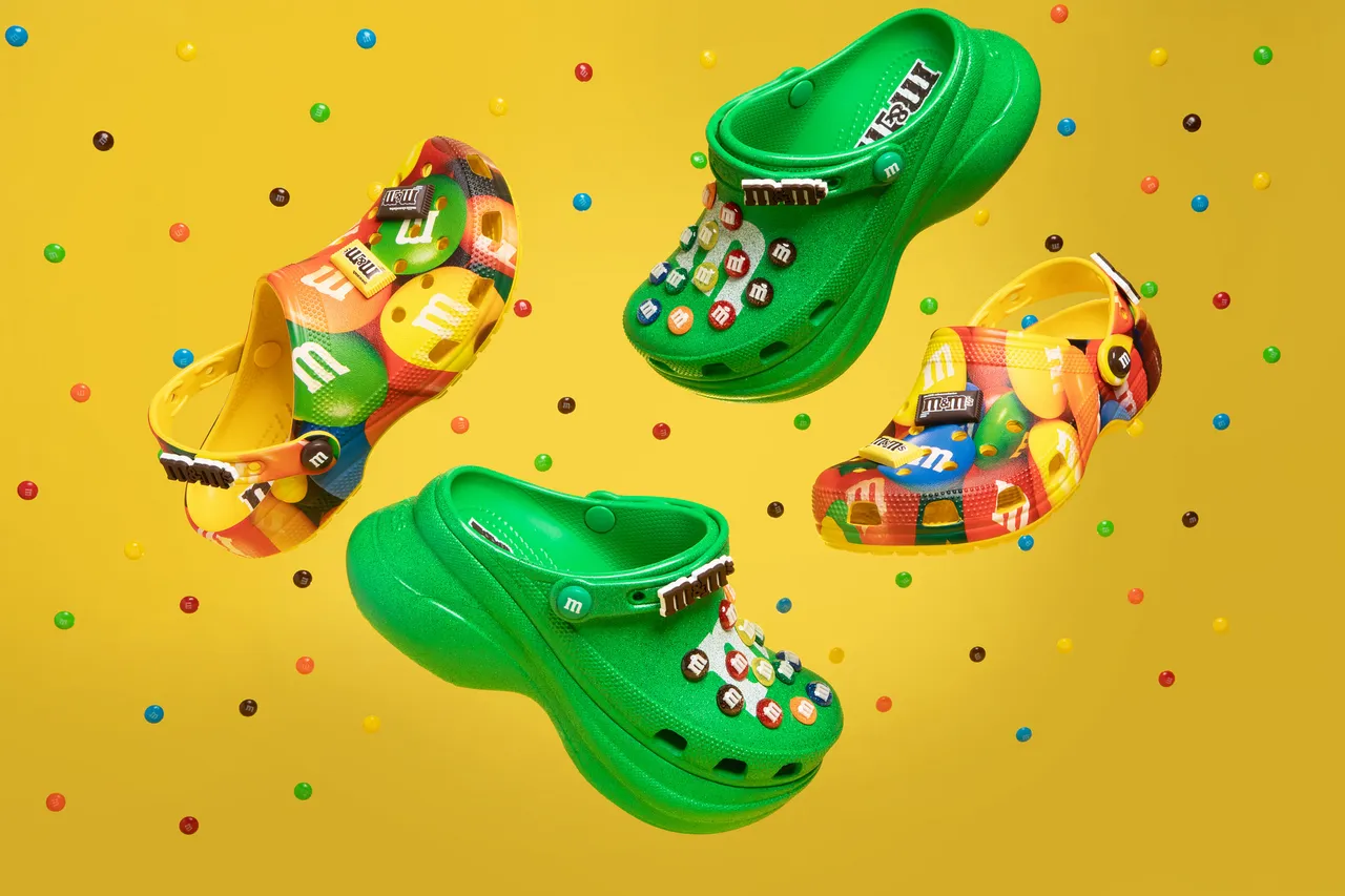 Crocs首度与M&M’S®推出联名鞋。品牌提供