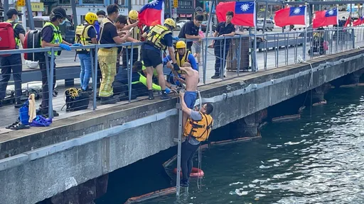 跳基隆港游泳!醉翁不甩救援「潛水」落跑 消防小隊長霸氣怒吼拉上岸