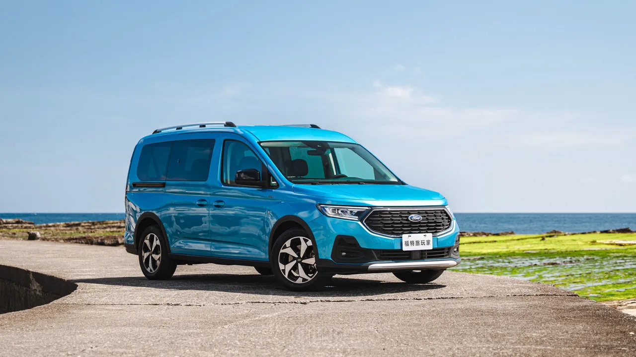 Ford Tourneo Connect福特旅玩家享貨物稅優惠價109.8萬起,再享低頭款5萬、低月付8,888、2萬元購車金及6年原廠保固。業者提供